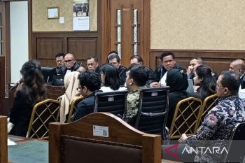 SYL pakai uang Kementan untuk kirim karangan bunga dan kue ke pedangdut Nayunda
