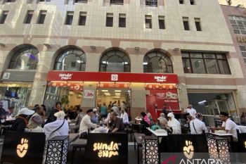 "Hanging around" after night prayers makes Medina feel like Indonesia