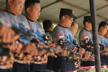 Ka UPT Pemasyarakatan dan Imigrasi di Jatim berlatih menembak