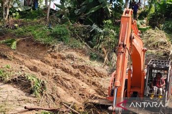 Pemkab OKU kerahkan alat berat untuk bersihkan material banjir dan longsor