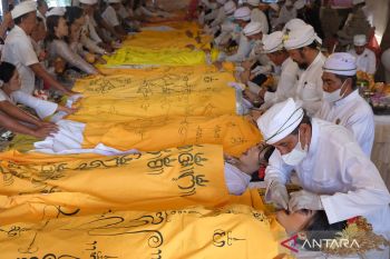 Upacara Potong Gigi massal di Bali