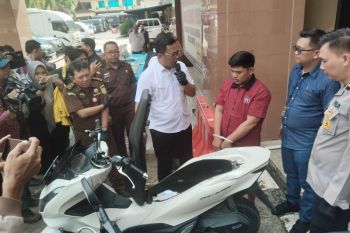 Dua kurir diringkus, polisi buru otak peredaran 13.990 butir ekstasi di Sumsel