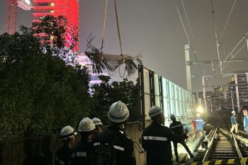 Besi crane jatuh mengenai bagian depan kereta MRT Jakarta