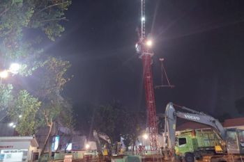 Evakuasi material besi di jalur MRT ASEAN-Blok M
