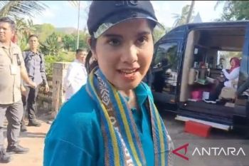 Annisa Pohan mengagumi keindahan mutiara dan alam Pulau Lombok