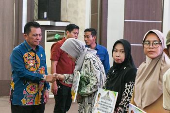 Pemprov Kepri serahkan bantuan Rp1,5 miliar untuk korban bencana di Karimun
