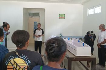 Jenazah pencipta lagu Papua Pulau Indah Yance Rumbino dimakamkan Pulau Wundi