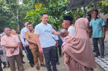 Belasan tahun menunggu, warga Okura Pekanbaru terima sertipikat tanah dari Menteri AHY