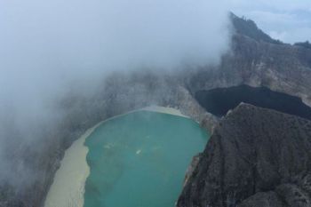 Badan Geologi sebut ada endapan belerang di danau kawah Gunung Kelimutu