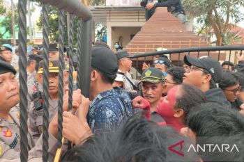 Demo GMNI Jember diwarnai kericuhan hingga gerbang DPRD rusak