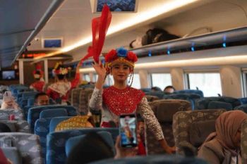 Tari tradisional ditampilkan dalam kereta cepat Whoosh saat hari lahir Pancasila