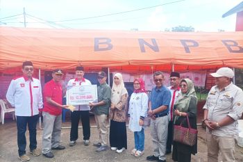 IWARKO serahkan bantuan ke korban banjir di Agam