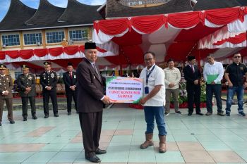 Dukung gerakan Pasbar bersih, PT BPP serahkan kontainer sampah