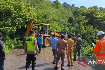 Polisi kerahkan alat berat tangani longsor, disni lokasinya