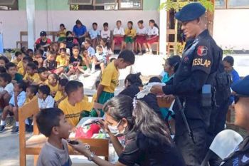 Personel Birmob Polda NTT gelar pelayanan kesehatan