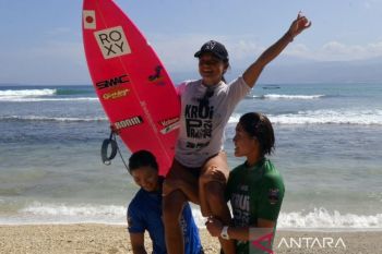 Final kejuaraan selancar internasional di Pesisir Barat Lampung