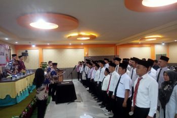 Diminta segera bekerja, Ketua Bawaslu Pessel lantik 45 Anggota Panwaslu Kecamatan