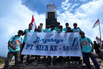 Tim ekspedisi SIER tanam pohon dan rayakan HUT ke-50 di puncak Gunung Lawu
