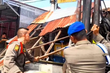 Satpol PP Padang bongkar bangunan berbahaya di dekat trafo listrik jalan Sutomo