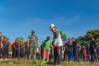 Ikut Gotong Royong, Gubernur Disambut Hangat Warga Desa Tengkapak