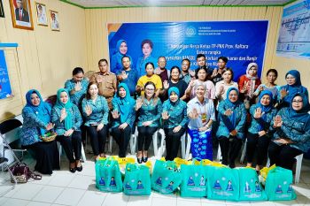 Ketua TP-PKK Serahkan Bantuan dan Hibur Warga Korban Kebakaran Malinau