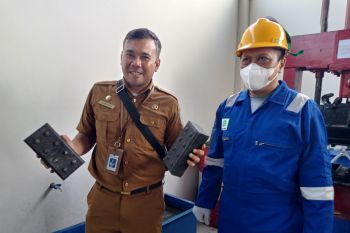 Uji coba penggunaan batako dari sampah plastik di RTH Pagutan Mataram