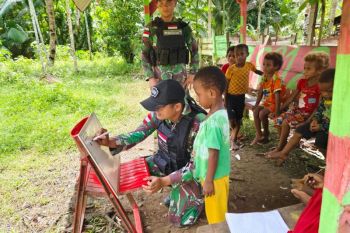 Yonif 122/TS ajar anak-anak Papua baca dan menulis