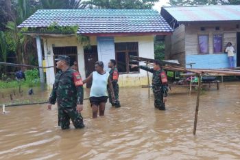 Babinsa Kodim Yawa pantau banjir rendam rumah warga di Kepulauan Yapen