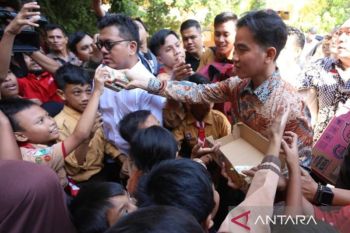 Gibran Rakabuming Raka bagi-bagi susu dan buku tulis ke siswa