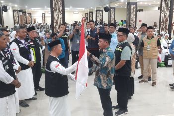 Kakanwil Kemenag Sultra lepas kloter 35-UPG ke Arab Saudi