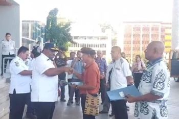 Pemprov Papua hibahkan 60 unit bus eks PON XX untuk tiga lembaga