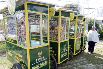 PKL Sangkareang Mataram dapat bantuan gerobak dari Baznas NTB