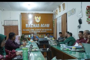 Baznas Agam bantu kebutuhan sekolah bagi korban banjir lahar dingin