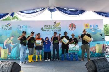 PLN Batam gelar aksi bersih-bersih di Pantai Tanjung Uma