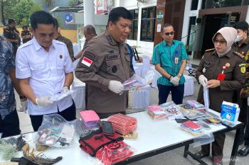 Kejari Kendari musnahkan barang bukti 1,6 kg narkoba dan senjata tajam