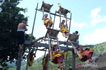 Tradisi ayunan jantra di Desa Tenganan Bali