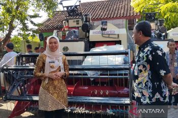 Dinas Pertanian Demak berikan bantuan mesin pemanen untuk  petani
