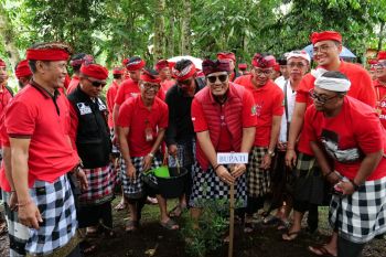 Bupati Tabanan ajak rakyat merawat pertiwi dengan menanam pohon