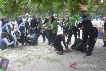 Aksi bersih-bersih pantai Lanud H.AS Hanandjoeddin