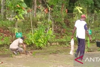 Pemkab Biak libatkan komunitas warga dan TNI menjaga lingkungan bersih