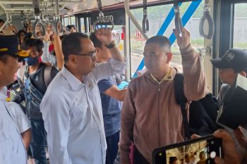 Minister invites public to use mass transportation to reduce traffic