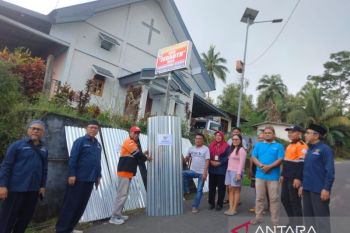 Baznas Sulut salurkan ribuan seng untuk warga terdampak erupsi Gunung Ruang