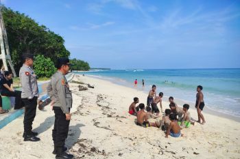 Polisi imbau wisatawan berhati-hati berenang di pantai Pesisir Barat