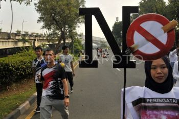 Pemeriksaan kesehatan dan sosialisasi dampak negatif rokok