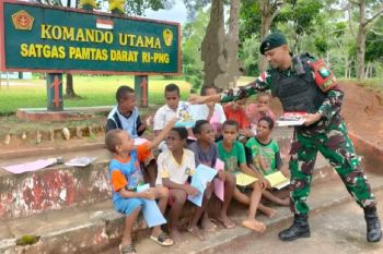 Satgas Pamtas RI-PNG Yonif 111/KB bagikan buku dan alat tulis di Mandobo