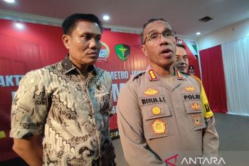 Seorang pengendara tewas tertancap pagar saat buang air kecil