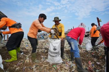 Hari Lingkungan Hidup, aksi bersih pantai di Pantai Teluk Labuan