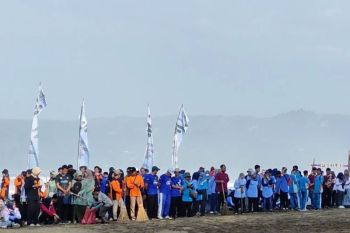 Ribuan warga gelar aksi pungut sampah di pesisir Pacitan