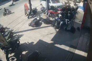 Hilang kendali, Mobil APV di Lotim tabrak pejalan kaki hingga seruduk 8 motor