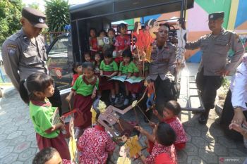 Pentas wayang edukasi keliling polisi